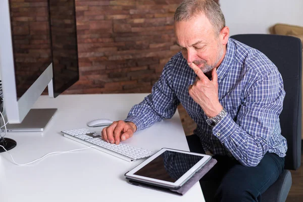 Senior man working in the office — Stock Photo, Image
