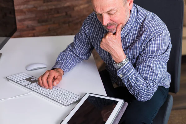 Senior man working in the office — Stock Photo, Image