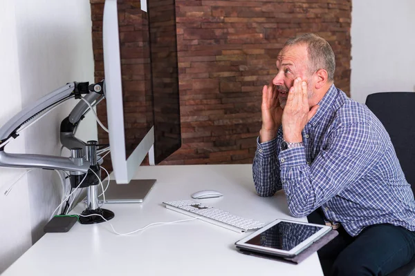 Uomo anziano che lavora in ufficio — Foto Stock