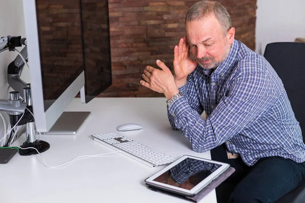 Hombre mayor que trabaja en la oficina — Foto de Stock