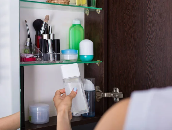 Woman cleaning her face in the morning — Stock Photo, Image