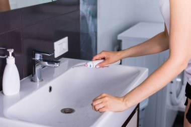 Kadın yüzünü sabah temizlik