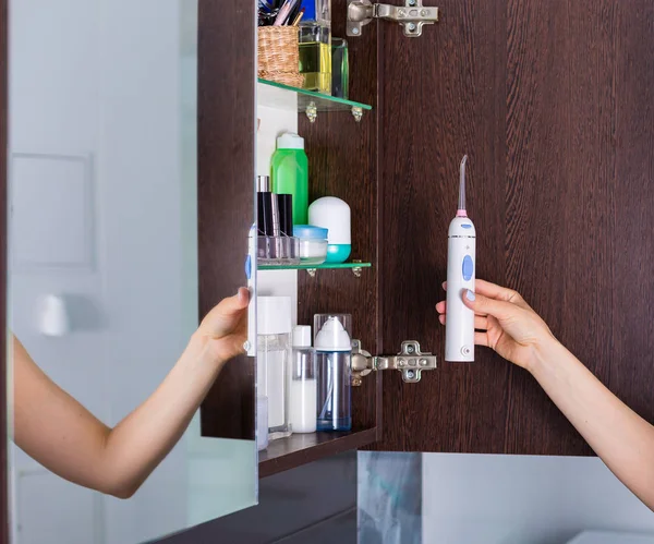 Mujer limpiando su cara en la mañana — Foto de Stock
