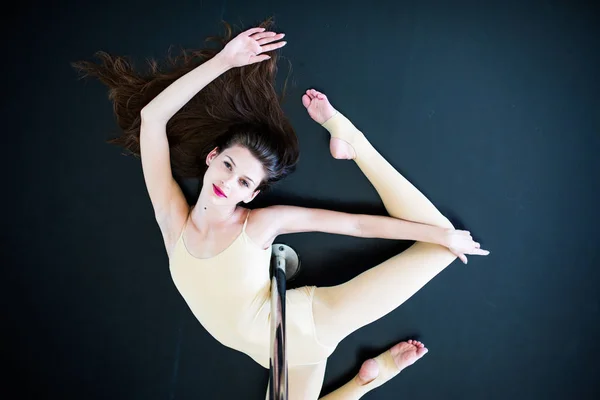 Güzel kadın dans stüdyosu — Stok fotoğraf