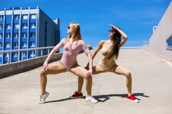 Pretty women working out outside — Stock Photo, Image