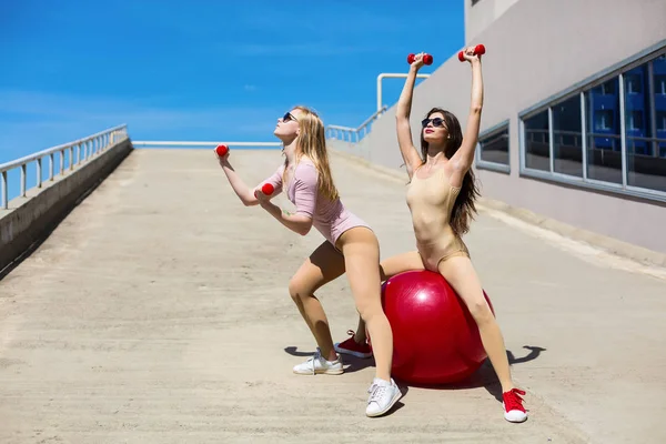 Mujeres guapas haciendo ejercicio afuera — Foto de Stock