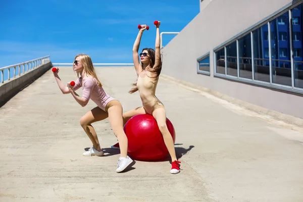 Mujeres guapas haciendo ejercicio afuera — Foto de Stock