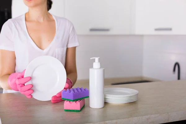 Clean dishes in the kitchen — Stock Photo, Image