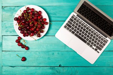 Parlak bir arka plan üzerinde kiraz