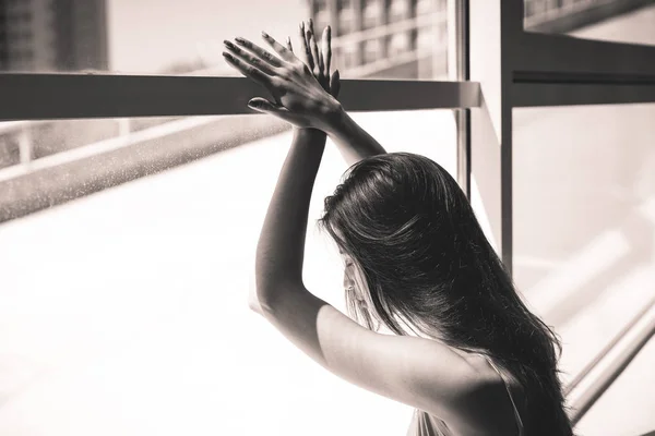 Junge Frau sitzt am Fenster — Stockfoto