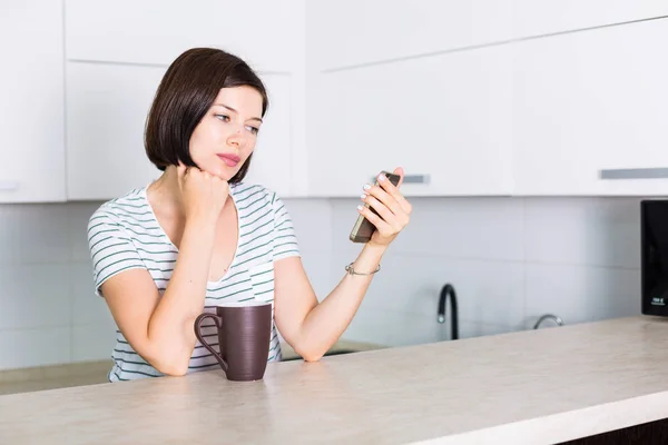 Woman in the kitchen — Stock Photo, Image