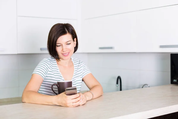 Mujer en la cocina — Foto de Stock