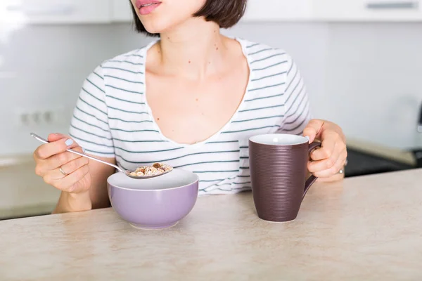 Donna in cucina — Foto Stock