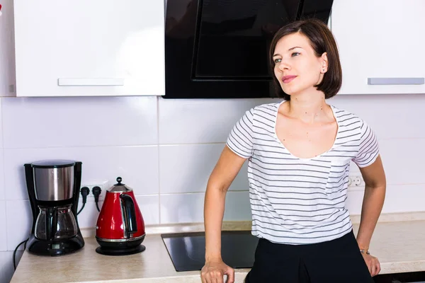 Wanita di dapur — Stok Foto