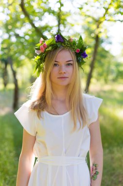 Çiçek çelenk güzel genç kadın 