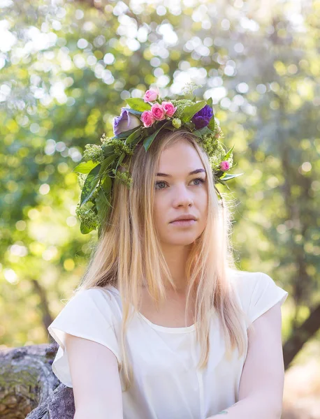 Çiçek çelenk güzel genç kadın — Stok fotoğraf