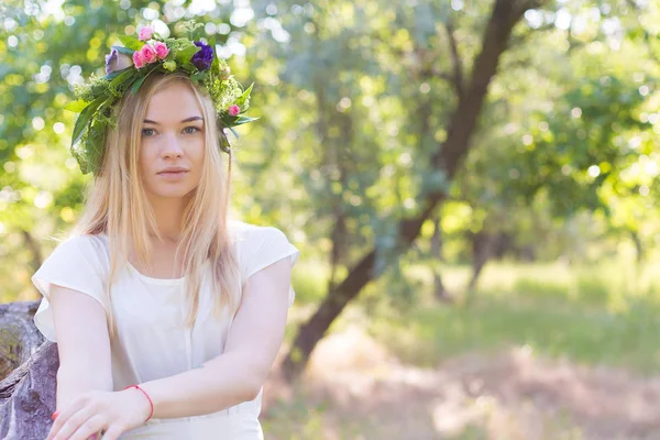 Gyönyörű fiatal nő Virág Koszorú — Stock Fotó