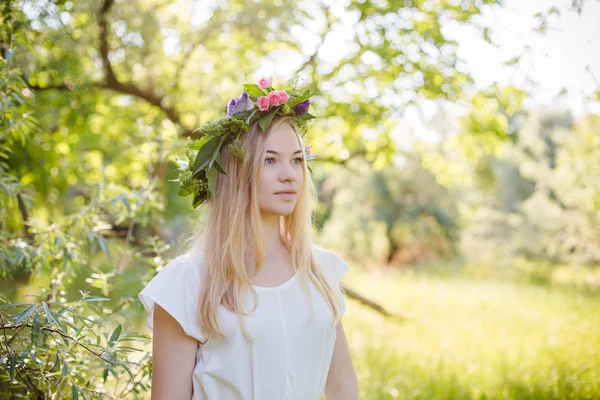Beautiful young woman in flower wreath — Stock Photo, Image