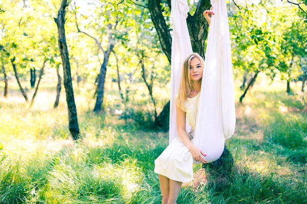 Hermosa mujer balanceándose en hamaca blanca —  Fotos de Stock