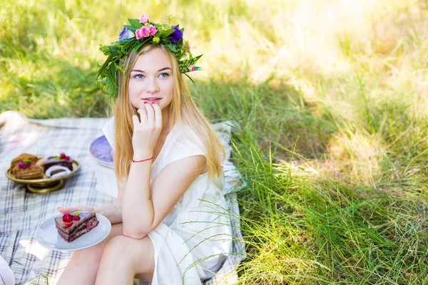 Bella donna con un deserto — Foto Stock