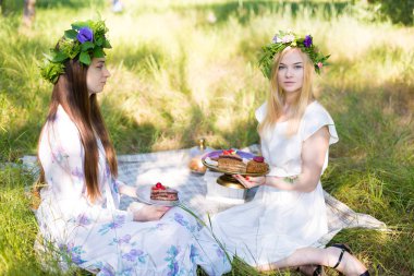 Güzel bir kadınla bir çöl