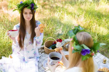 Güzel bir kadınla bir çöl 