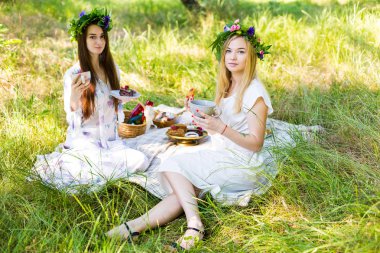 Güzel bir kadınla bir çöl 