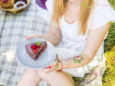 Güzel bir kadınla bir çöl