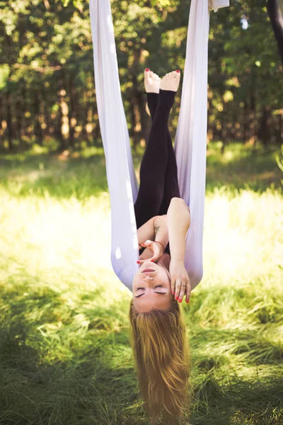 女人在空中瑜伽吊床上 — 图库照片