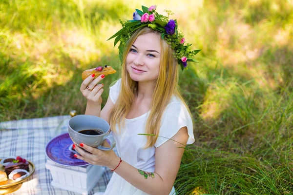 Schöne Frau mit Wüste — Stockfoto