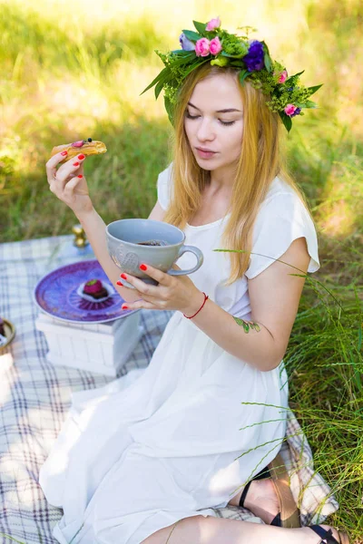 Schöne Frau mit Wüste — Stockfoto