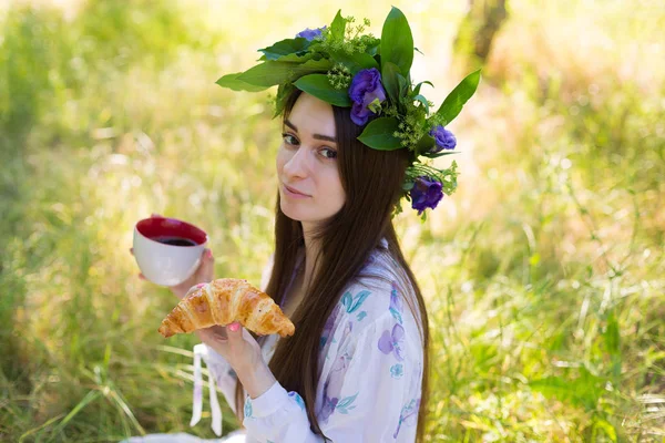 Schöne Frau mit Wüste — Stockfoto