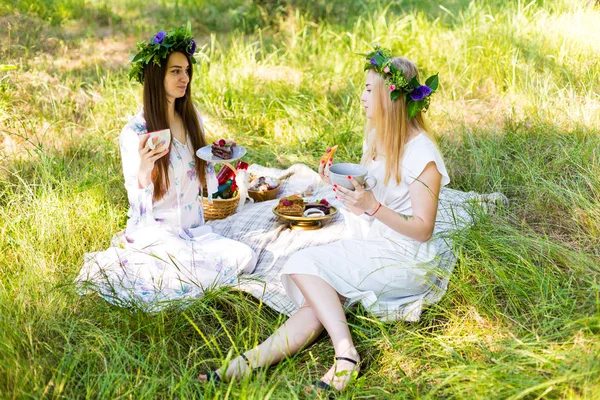 Güzel bir kadınla bir çöl — Stok fotoğraf