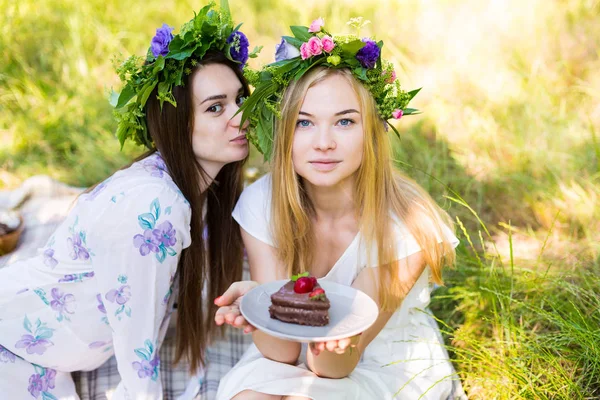 Mooie vrouw met een woestijn — Stockfoto