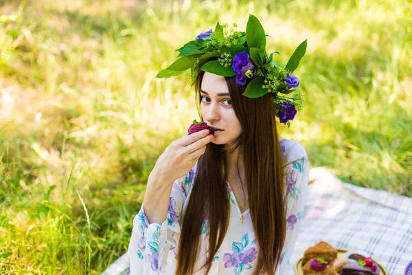 Güzel bir kadınla bir çöl — Stok fotoğraf