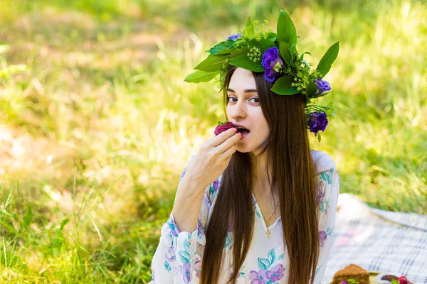 Bella donna con un deserto — Foto Stock