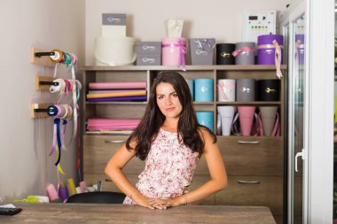 Çiçekçi dükkanı güzel kadın