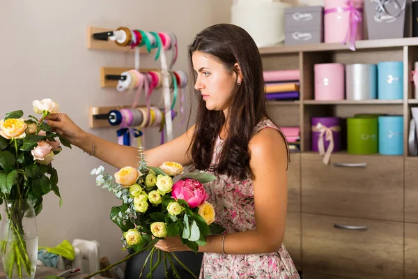 Красивая женщина в цветочном магазине — стоковое фото