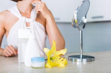 Bir tablo üzerinde temel kozmetik