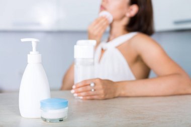 Bir tablo üzerinde temel kozmetik