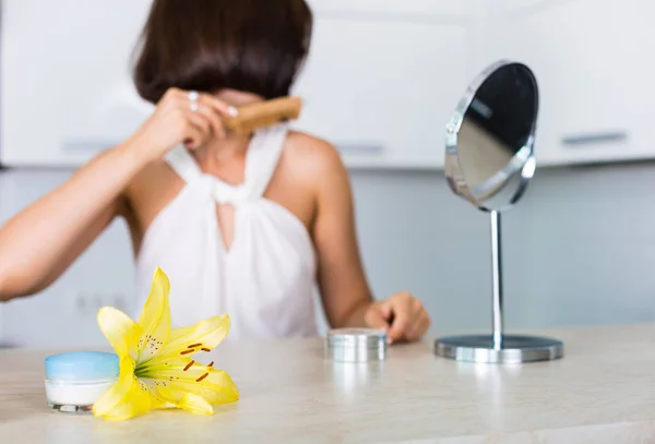 Los cosméticos esenciales sobre la mesa — Foto de Stock