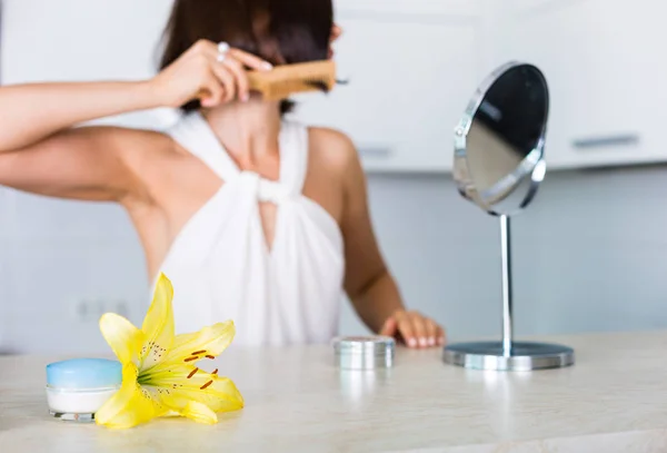 Cosmetici essenziali su un tavolo — Foto Stock