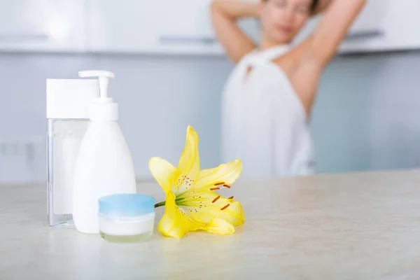 Cosméticos essenciais em uma mesa — Fotografia de Stock