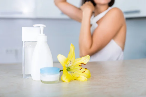 Los cosméticos esenciales sobre la mesa —  Fotos de Stock