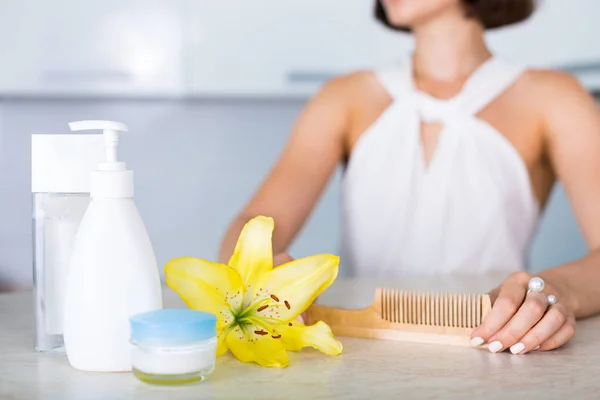 Los cosméticos esenciales sobre la mesa —  Fotos de Stock