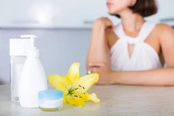 Los cosméticos esenciales sobre la mesa —  Fotos de Stock