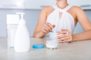 Bir tablo üzerinde temel kozmetik