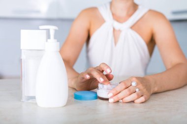 Bir tablo üzerinde temel kozmetik