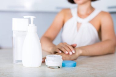 Bir tablo üzerinde temel kozmetik