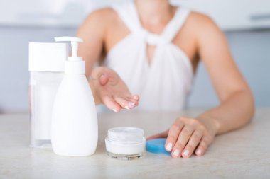 Bir tablo üzerinde temel kozmetik